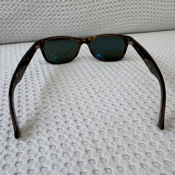 Classic Ray-Ban Wayfarers Polarized - Picture 4 of 9